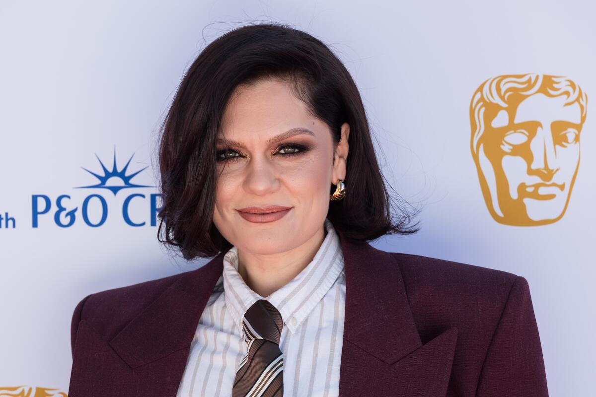 Jessie J comparte sus reflexiones emocionales sobre los altibajos de su lucha contra el cáncer.