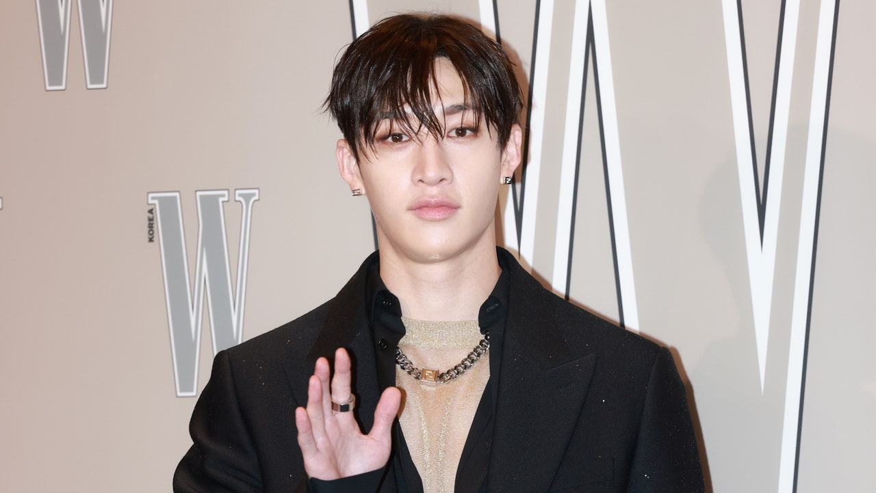 Bang Chan von Stray Kids besucht seine erste Fendi-Show als Botschafter in cremefarbenem „Fit