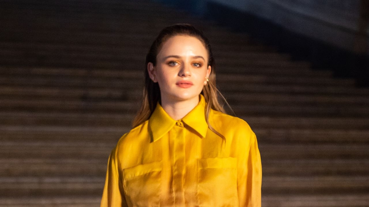 Joey King sfoggia i capelli rossi mentre sono in corso le riprese di "Practical Magic 2"