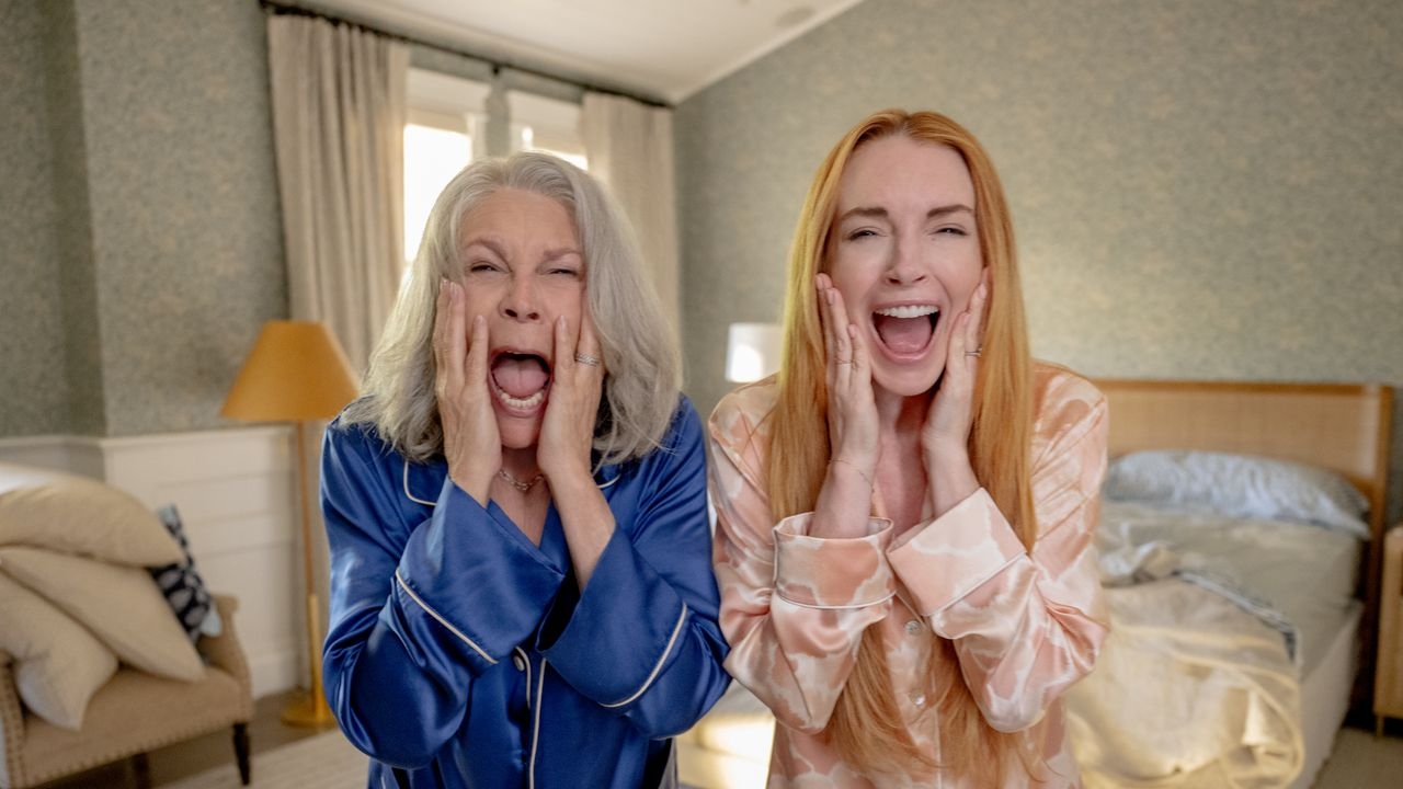 El diseñador de "Freakier Friday" recuerda haber encontrado el vestido vintage de Diane von Furstenberg de Jamie Lee Curtis.
