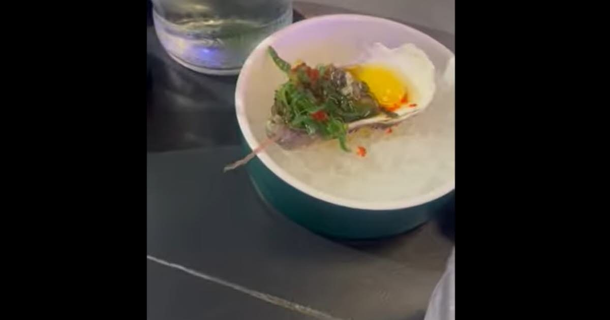 Unusual. A worm emerges from an oyster at the restaurant: "It's a sign of freshness," replies the owner.