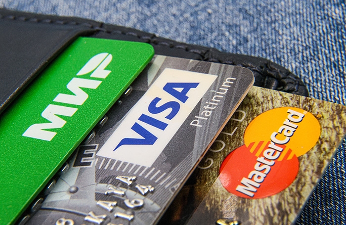 De autoriteiten hebben voorgesteld een systeem te creëren om alle bankpassen die in het bezit zijn van Russen te registreren