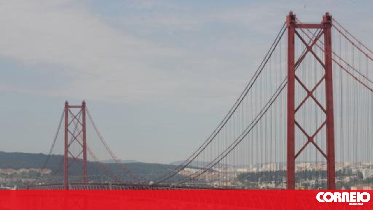 <![CDATA[ Um ferido em colisão entre três carros na Ponte 25 de Abril ]]>