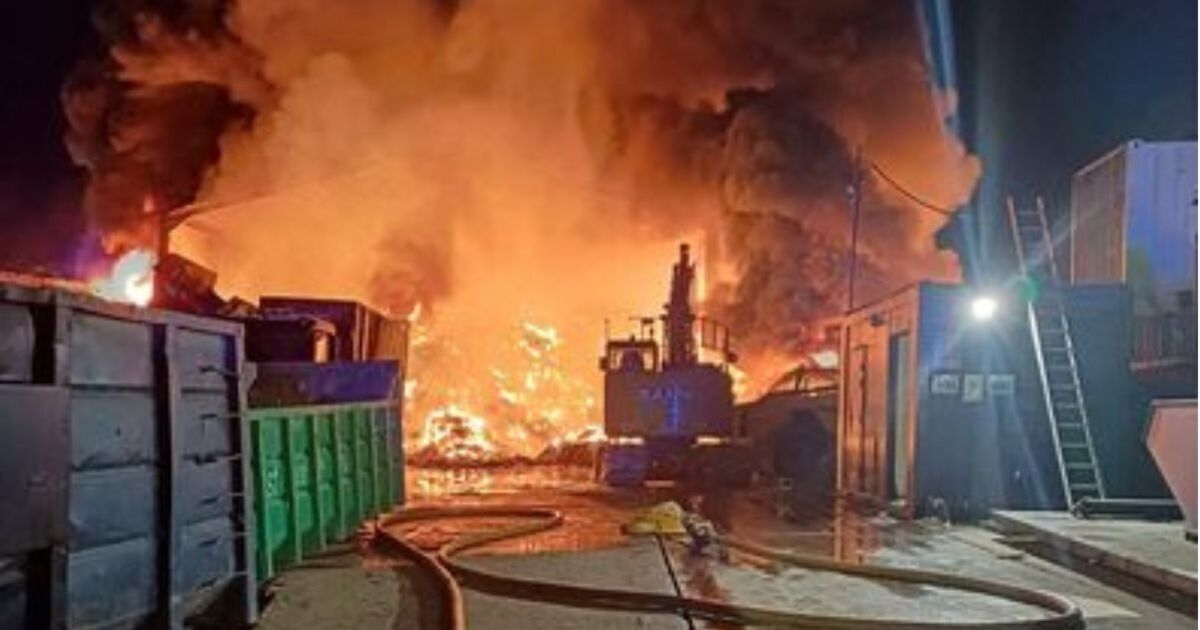 Incendie d'Erith EN DIRECT : Fermez toutes les fenêtres alors que la zone industrielle de Londres est en proie à un brasier