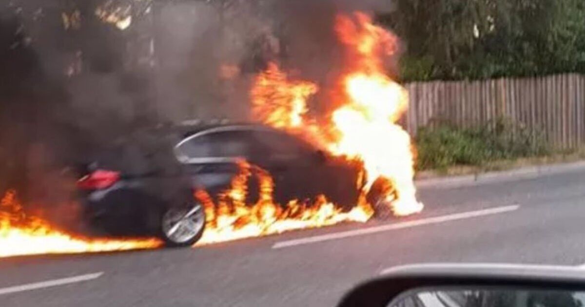 Tráfico en East Lancs Road EN VIVO: Un enorme incendio en un automóvil cierra la carretera mientras se ve humo a kilómetros de distancia