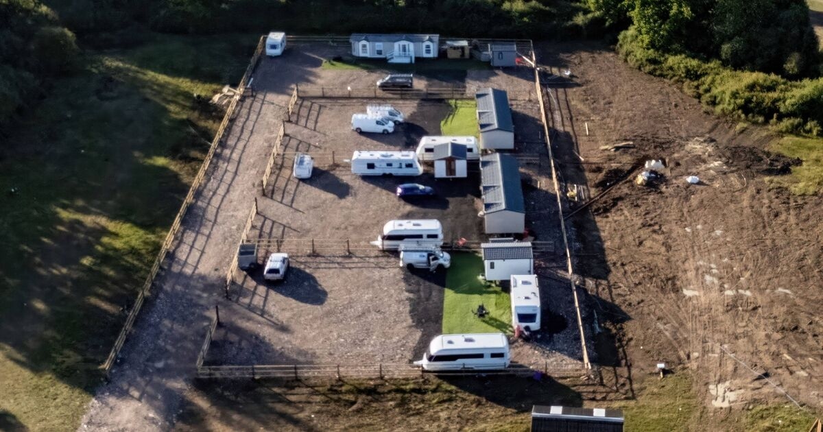 Los viajeros convierten una granja en un parque de caravanas en 48 horas mientras un diputado furioso critica la redada "cínica"