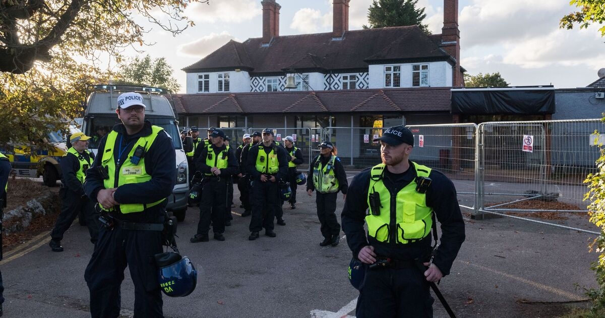 Migranci w brytyjskim hotelu skarżą się, że darmowe nuggetsy z kurczaka i frytki wyrządzają im krzywdę