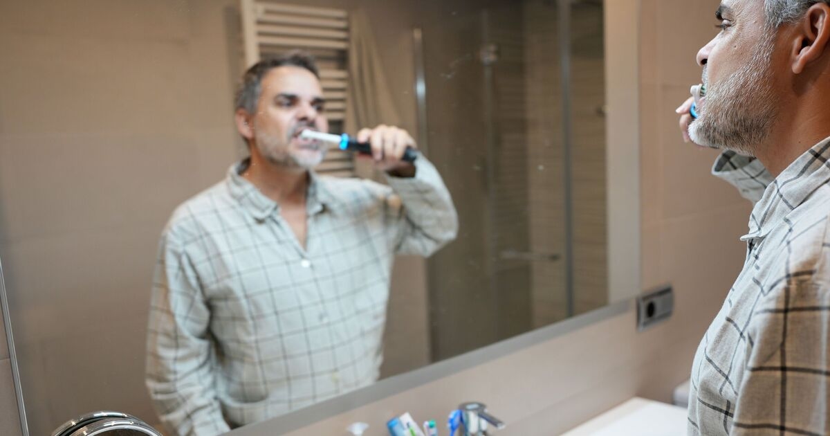 Il dentista dice che c'è un momento migliore per lavarsi i denti, e non è la prima cosa che fai