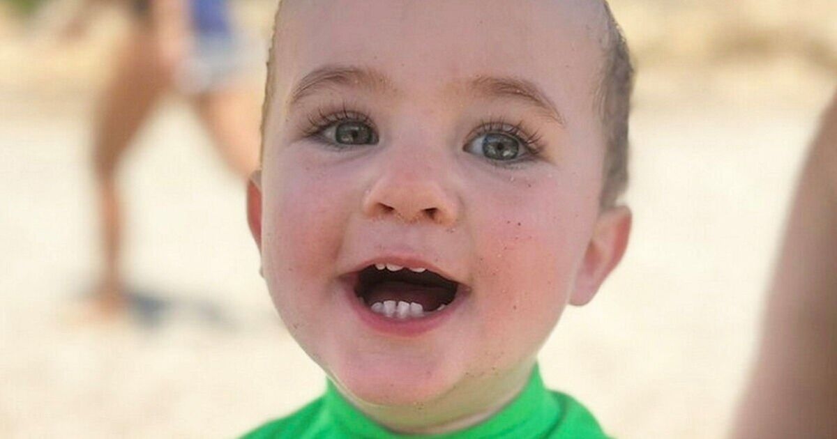A un niño le diagnosticaron cáncer después de que sus padres detectaran un extraño "brillo blanco" en un ojo.