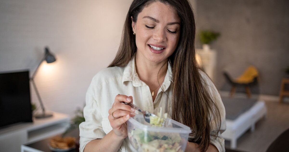 ¿Calentar alimentos en recipientes de plástico en el microondas causa cáncer? 12 mitos comunes desmentidos.