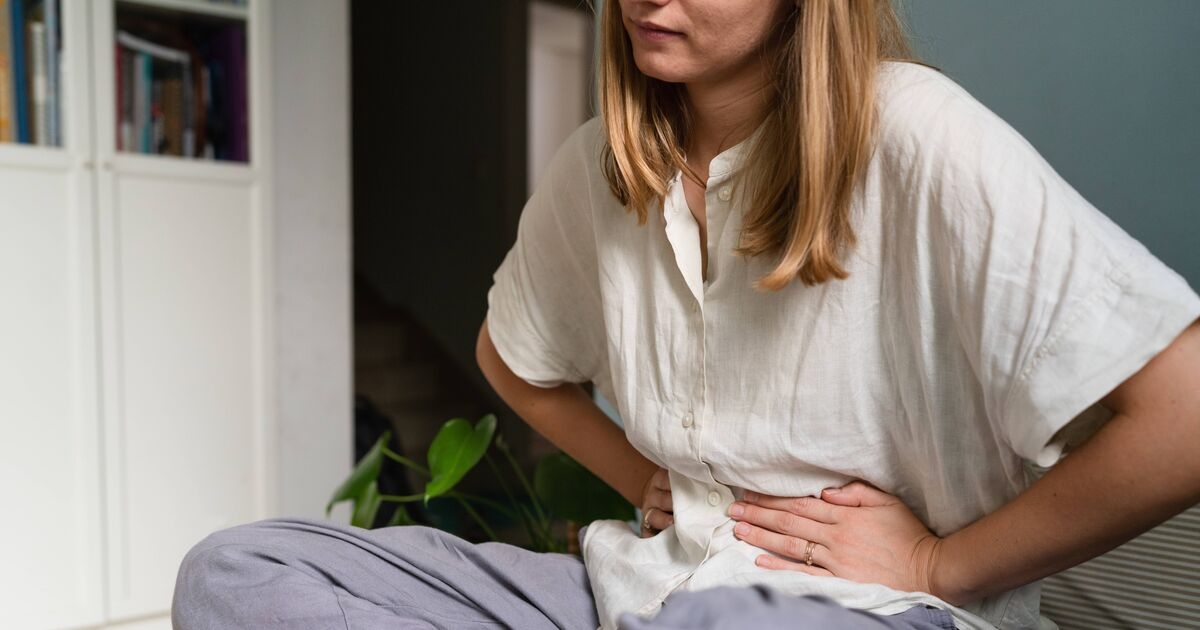 Una donna a cui è stato diagnosticato un cancro allo stomaco all'età di 31 anni condivide tre sintomi