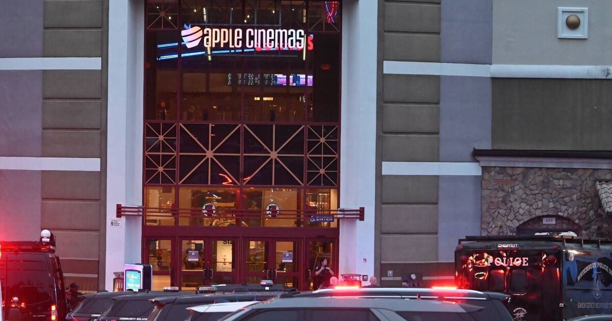 Cinco personas baleadas en un concurrido centro comercial mientras la policía busca frenéticamente al pistolero responsable