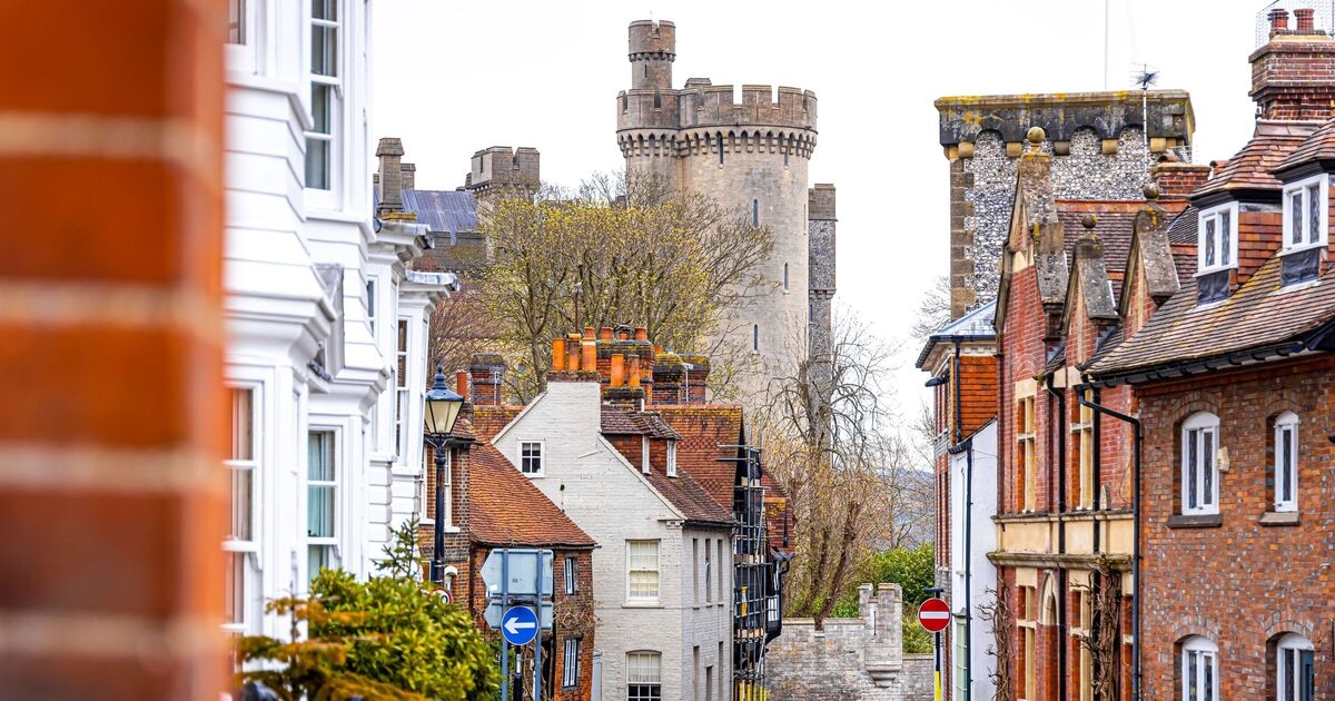 Pueblo escondido a una hora de Londres con un hermoso paisaje, un castillo y una piscina.