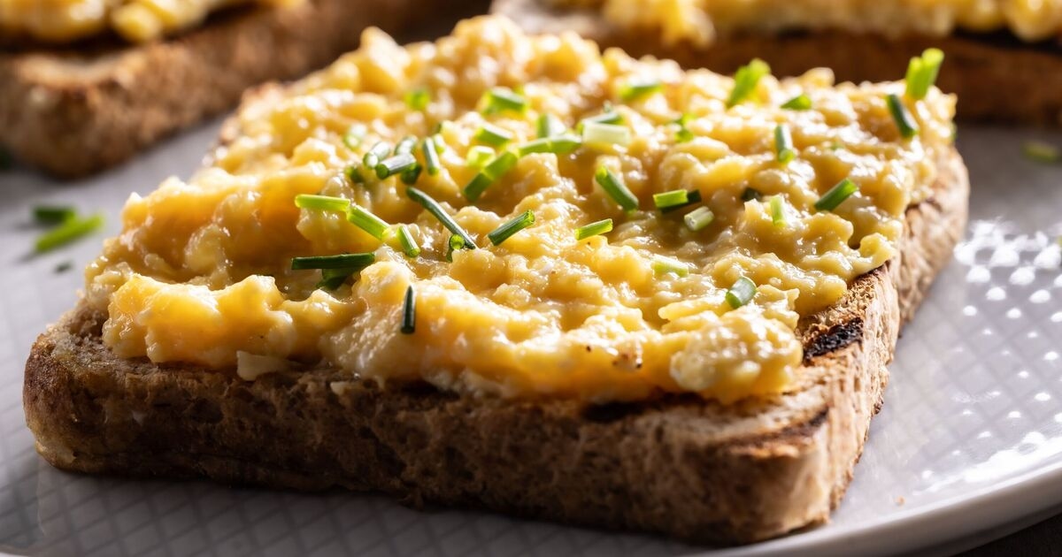 Roerei wordt perfect romig als je één ding doet tijdens het koken