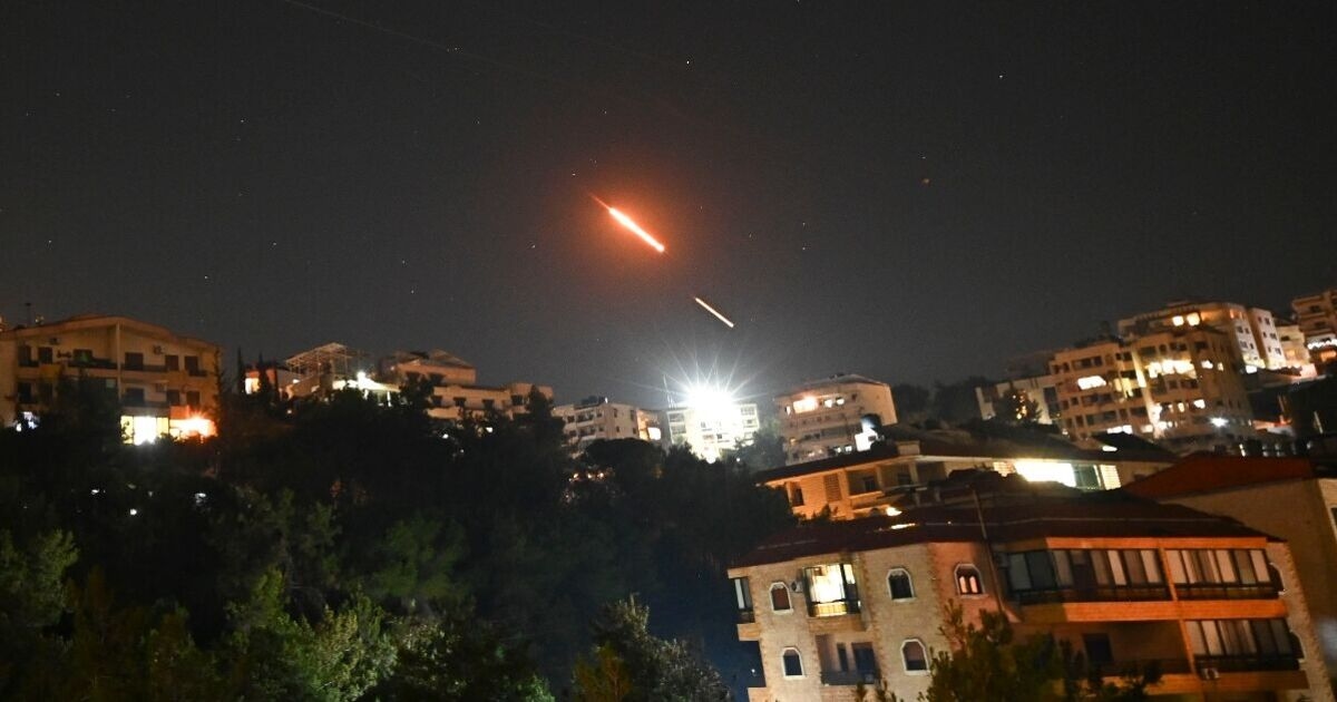 Israel-Irã AO VIVO: Três mortos em ataques com mísseis do Irã contra Tel Aviv