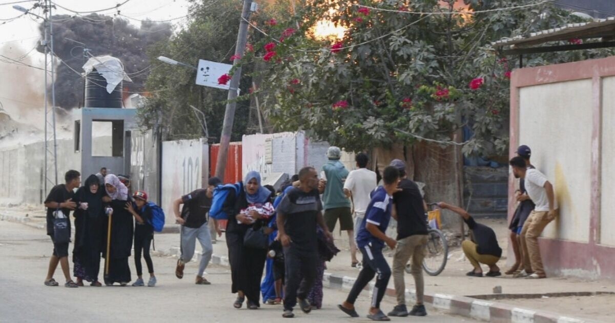 Izrael, Gaza NA ŻYWO: Chwila, w której Palestyńczycy uciekają z rozpadającego się budynku w obliczu nowego ataku