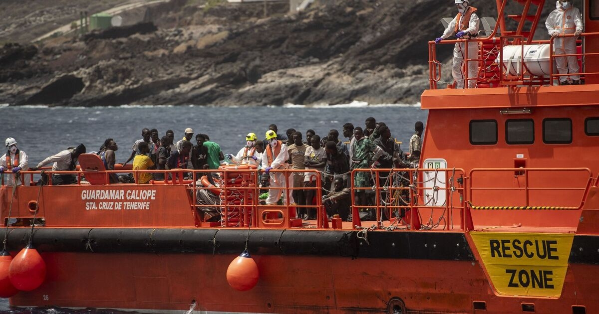 Fúria em Maiorca: migrantes em pequenos barcos chegam a cada 2 horas em amadas cidades costeiras