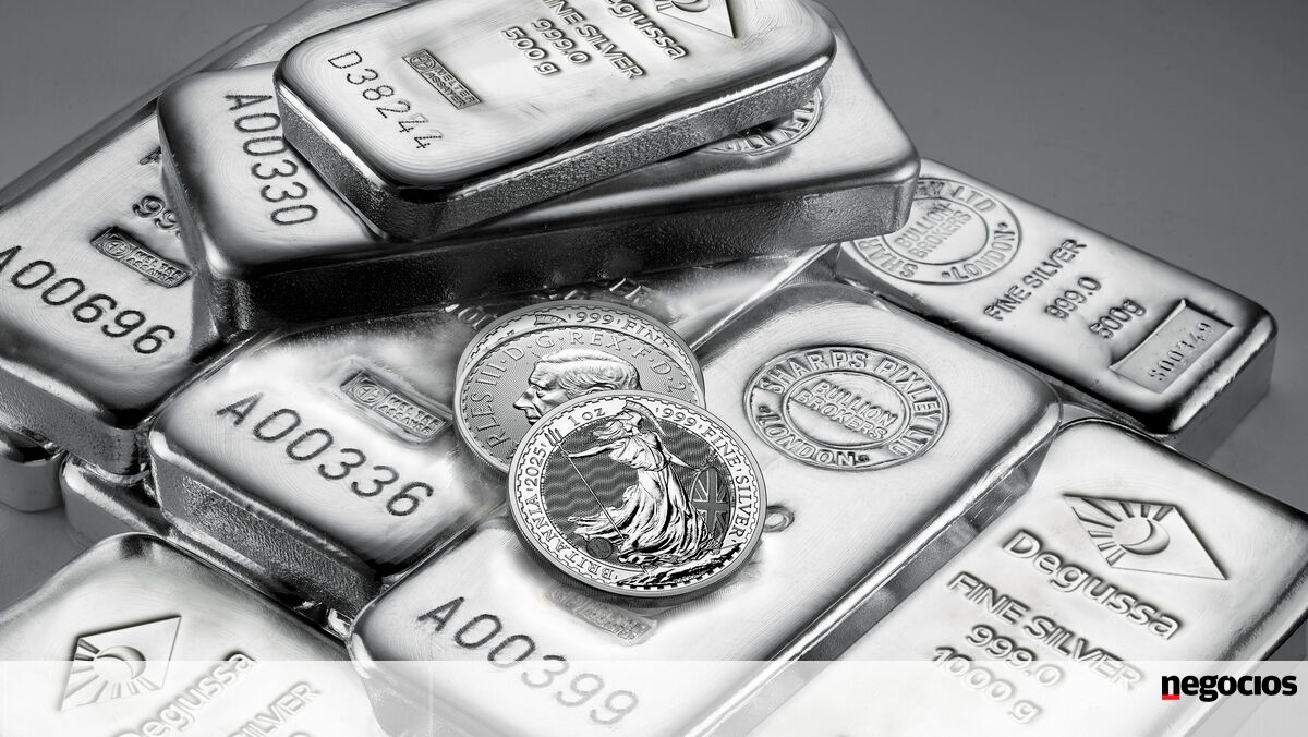 L'argento brilla con l'oro costoso e la domanda dell'industria