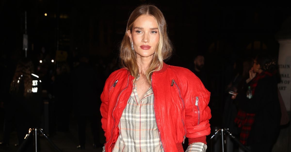 Rosie Huntington-Whiteley ha appena indossato il grazioso pantalone di tendenza che i parigini sanno sarà di gran moda questa stagione