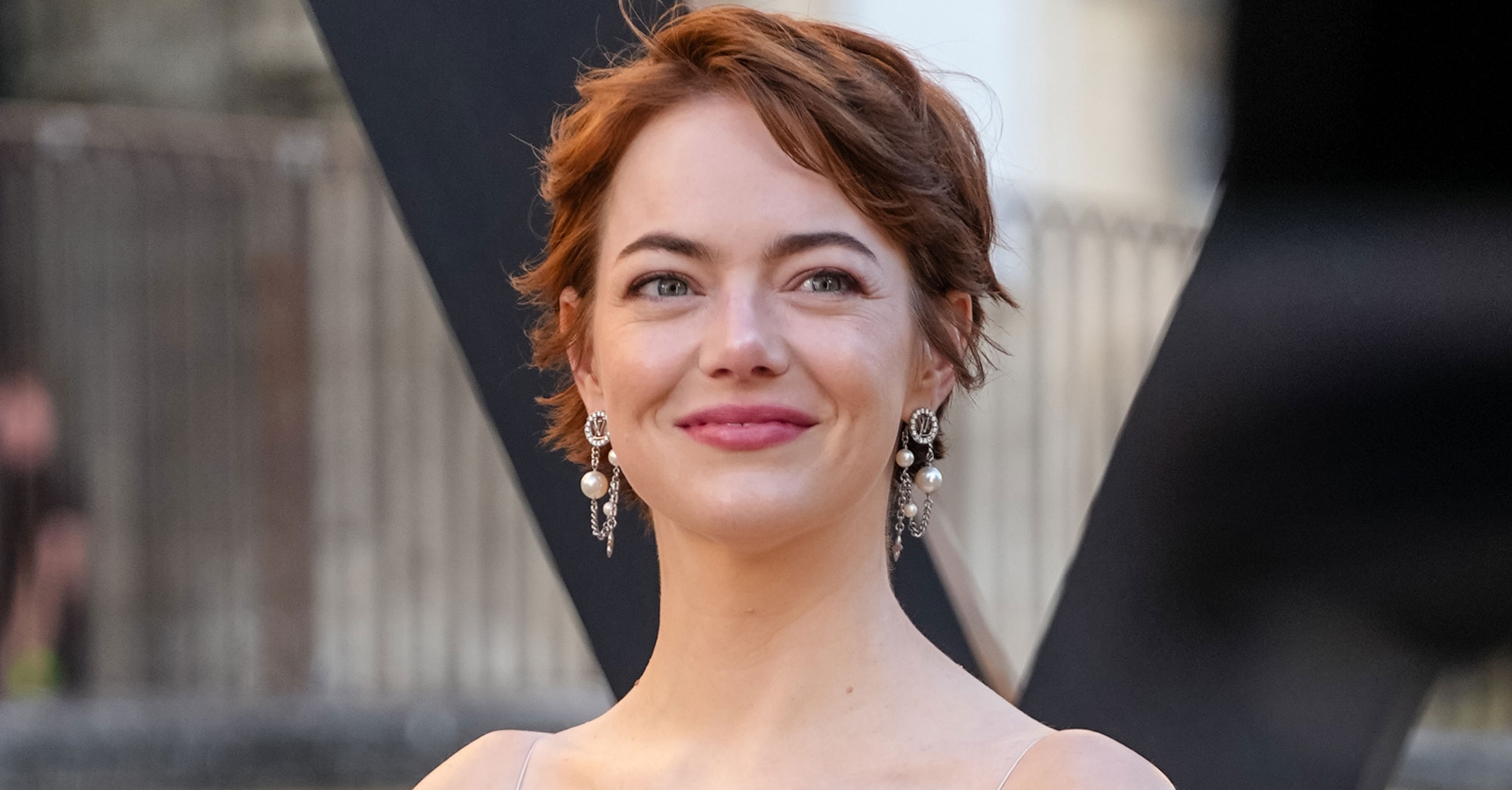 Emma Stone acaba de lucir la tendencia de vestidos que verás en las invitadas a las bodas más elegantes este verano