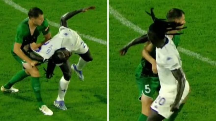 Kean oyundan atıldı: Örgüleri çekildi ve dirsek darbesiyle karşılık verdi.