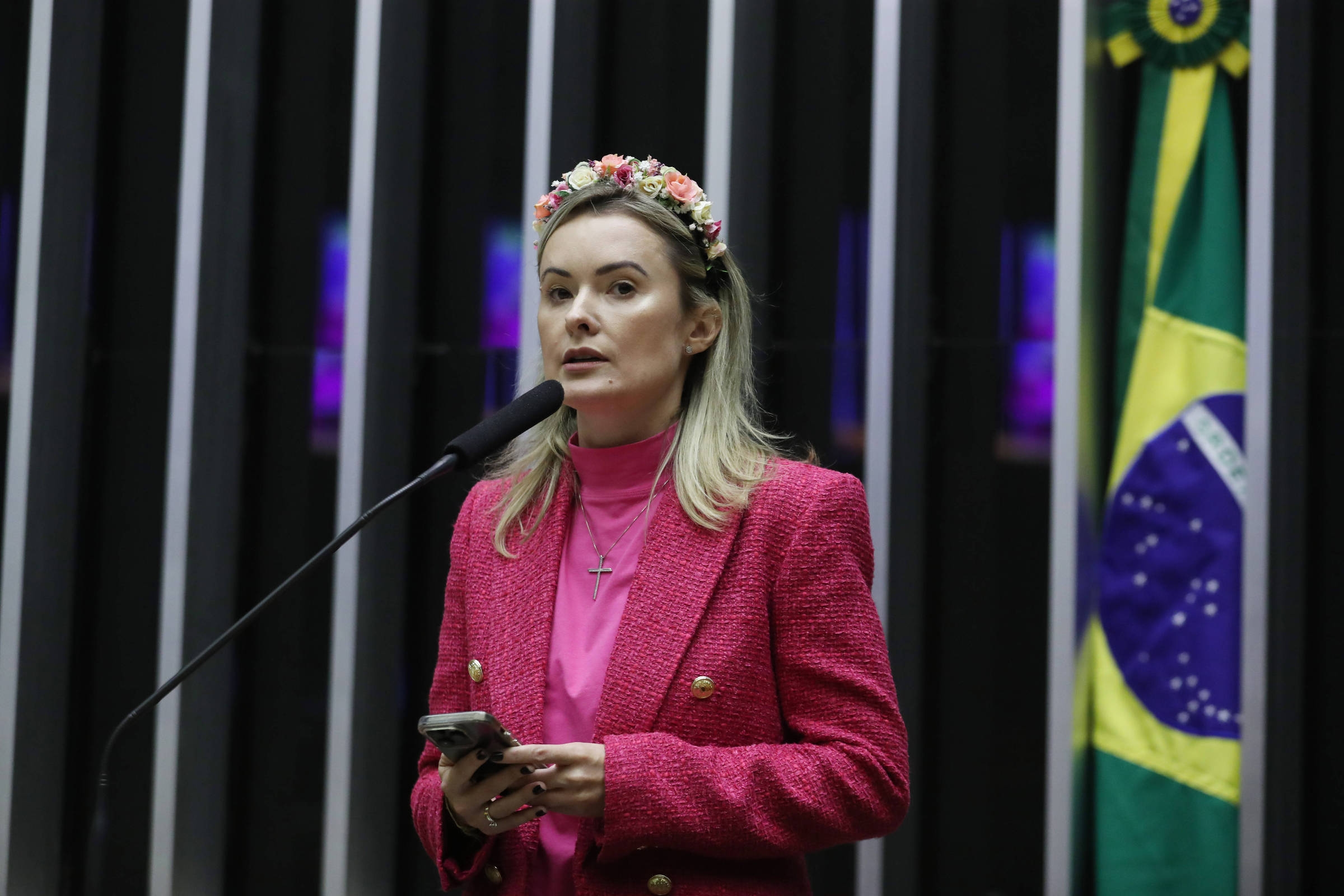 Mônica Bergamo: Prerrogativas aciona AGU contra deputada Julia Zanatta por campanha antivacina