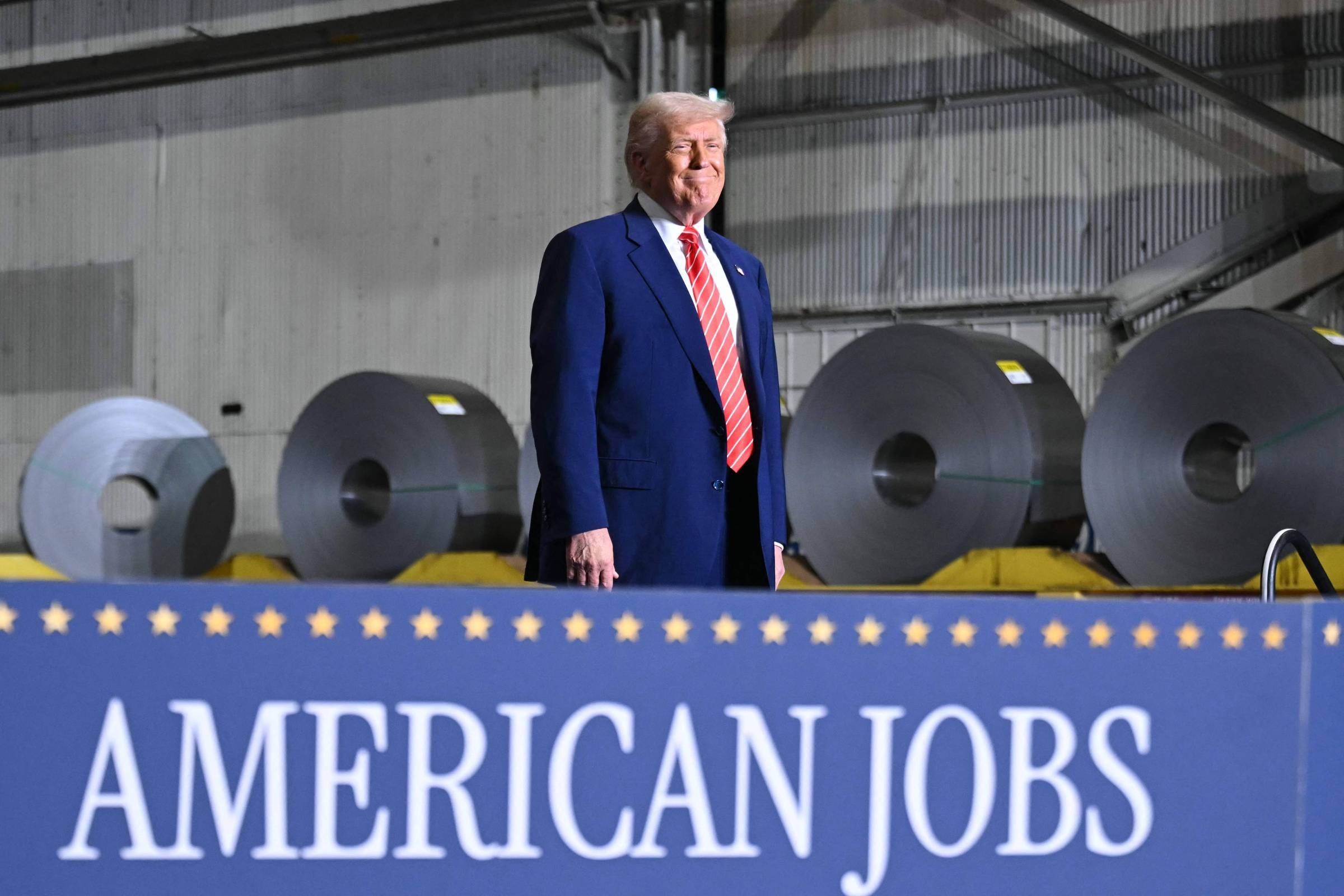 Trump annonce qu'il doublera les tarifs douaniers sur l'acier à 50 %