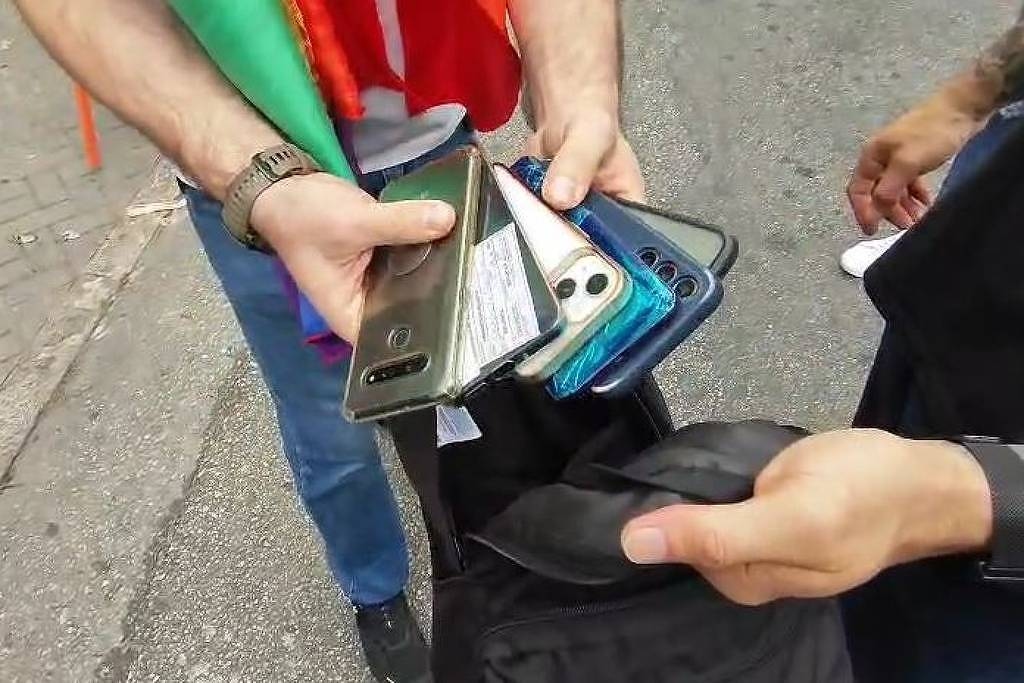 La polizia sotto copertura arresta i sospettati di furto di cellulare alla parata LGBT+ a San Francisco