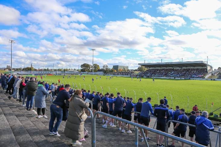 Regardez : le club de Carlow en difficulté de relégation après une controverse sur le score