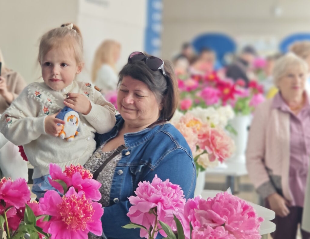 Nowogrodzcy mieszkańcy byli zaskoczeni wystawą piwonii, która zaskoczyła ich paletą barw i aromatów