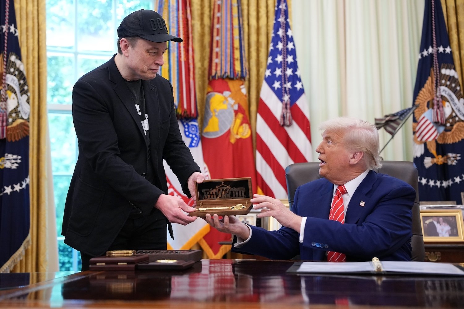 Trump geeft toe dat 'Elon echt niet vertrekt' tijdens DOGE-persconferentie