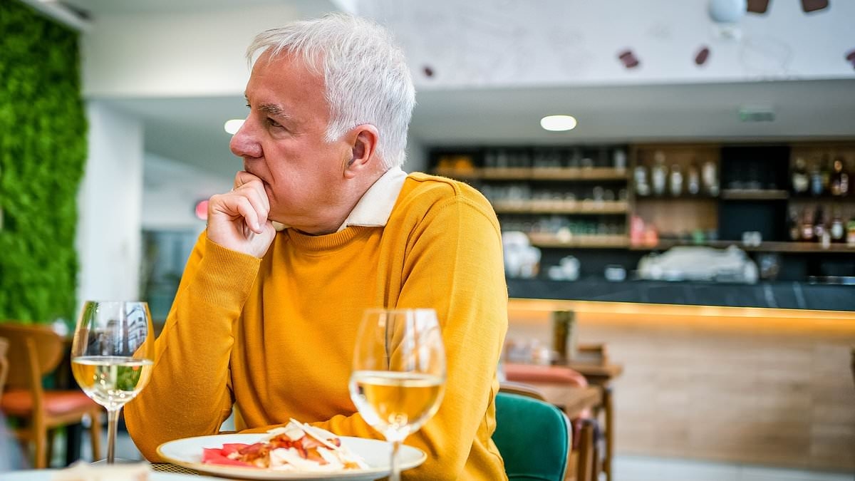 Het zeer verontrustende wat mijn man deed in een restaurant - en waarom artsen vrezen dat dit een vroeg teken van dementie is: DR MARTIN SCURR