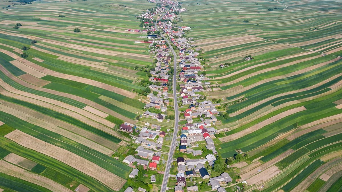 All'interno dell'unico villaggio europeo dove tutti i 6.000 residenti vivono nella stessa strada