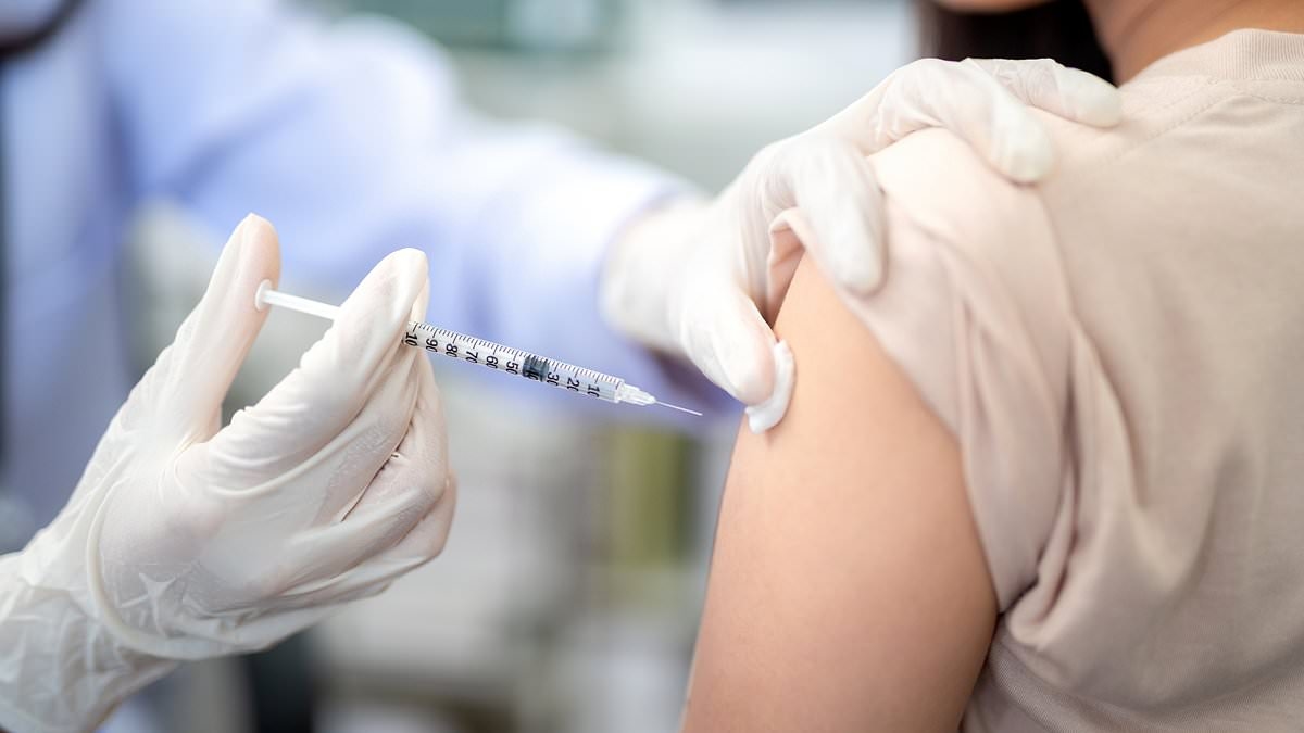 Alerte à une infection majeure alors qu'un nombre record de membres du personnel du NHS rejettent le vaccin contre la grippe - le taux de vaccination chute de près de 80 à 37 % en quatre ans