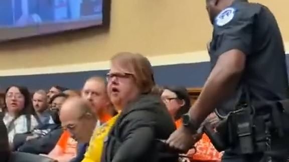 Chaos au Congrès alors qu'une femme handicapée séropositive est expulsée après l'effondrement de la politique de santé de Trump