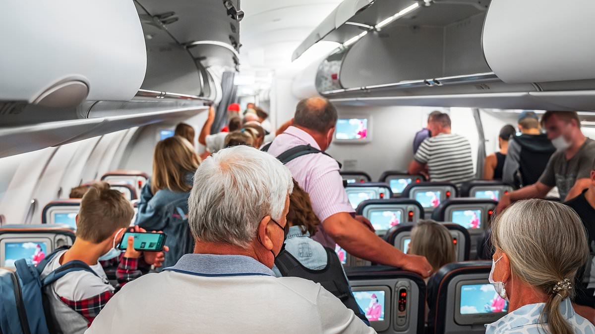 Passageiros de avião que desafivelarem os cintos de segurança e se levantarem antes do desembarque podem ser multados em £ 50