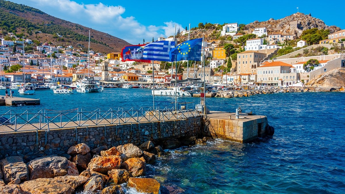 Santorini kadar güzel olan, ancak yaz aylarında çok daha huzurlu olan, az bilinen Yunan adası
