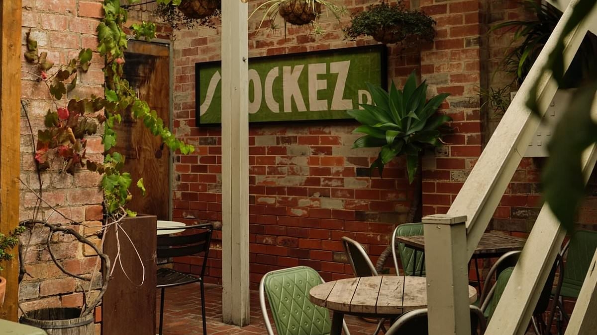 „Film z baru winnego”, o którym mówią wszyscy w Melbourne: Gwiazda futbolu i kobieta odpowiadają na sarkastyczne nagranie, które pojawiło się w grupowych czatach WhatsApp