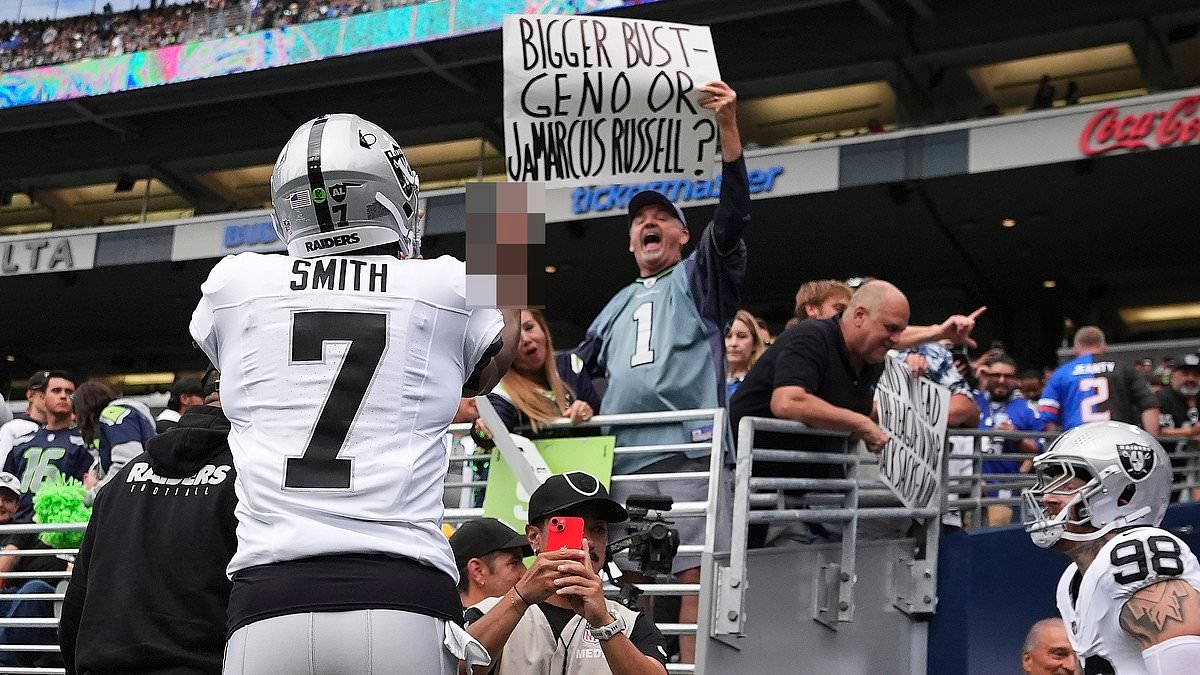 Il quarterback dei Raiders Geno Smith fa il gesto dell'indice ai tifosi dei Seahawks dopo essere stato criticato per un gesto maleducato al suo ritorno a Seattle
