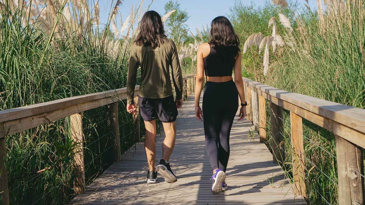 Was ist „Retro Walking“? Der neueste Trend kann laut Experten Demenz vorbeugen
