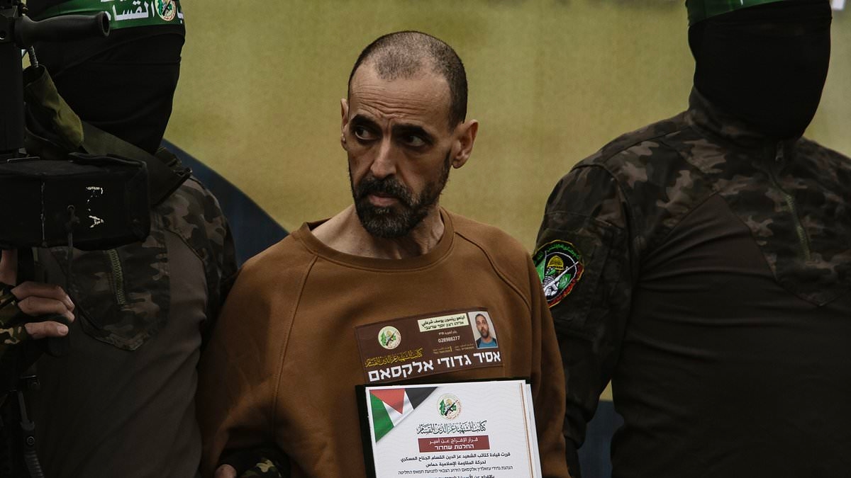 Gijzelaar door Eli Sharabi: Eerste memoires van een van Hamas' Israëlische gijzelaars onthullen hoe Eli Sharabi in een 30 meter diepe tunnel, vol rioolwater en krioelend van de maden, werd geslagen en vernederd... maar wist dat hij moest OVERLEVEN