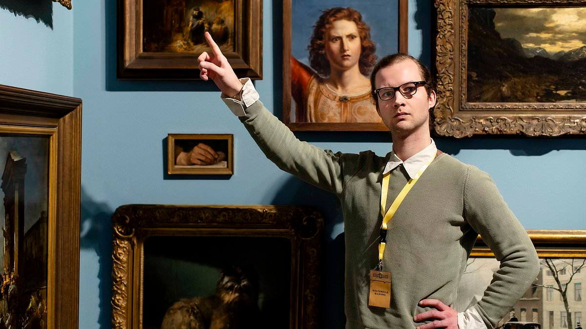 Dentro do museu onde um 'guia mal-humorado' leva os visitantes em um passeio 'altamente desagradável' - e que sempre esgota.