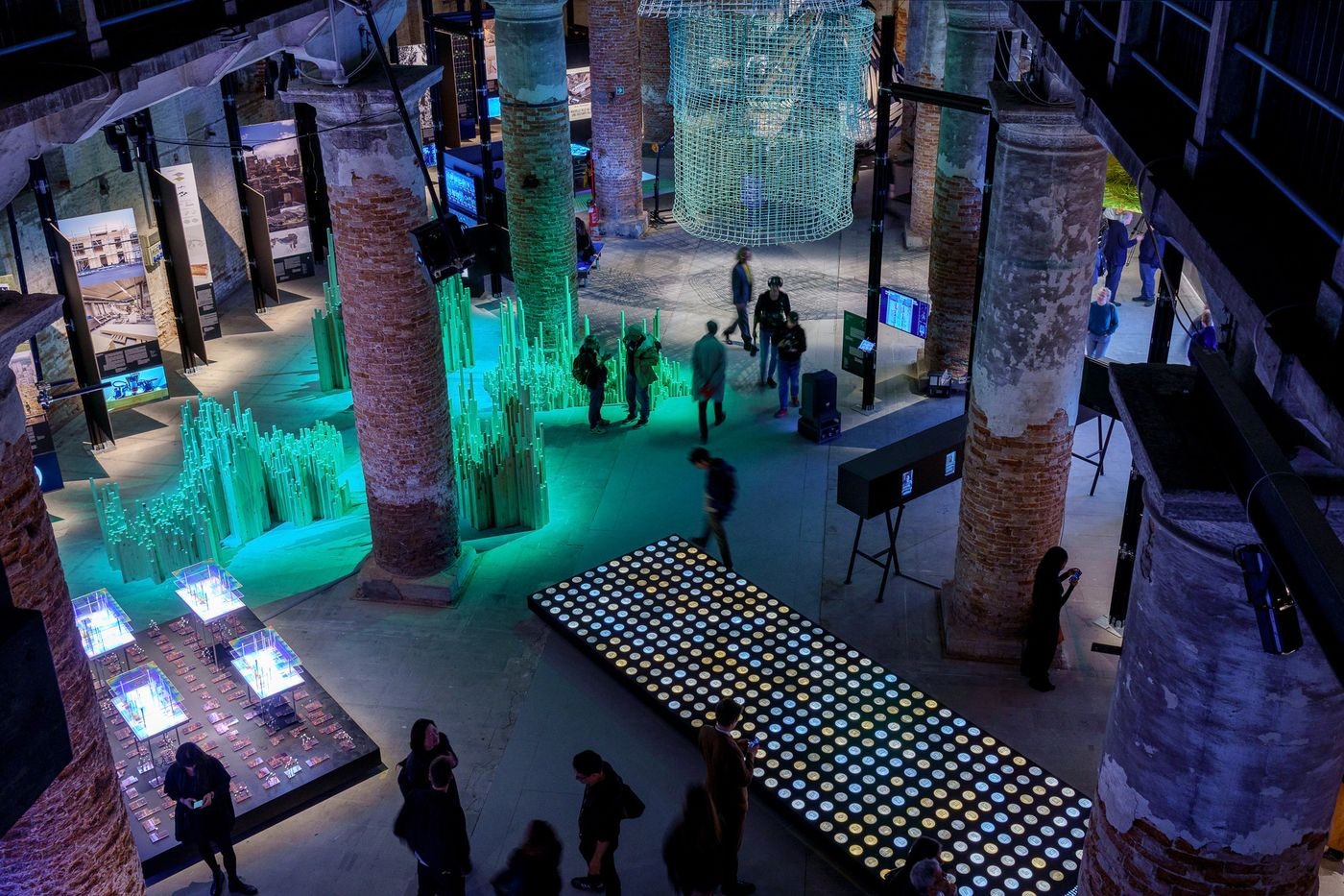 Die Architekturbiennale in Venedig weigert sich, zwischen künstlicher Intelligenz und Genügsamkeit zu wählen