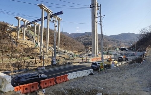 VÍDEO| Ponte desaba na Coreia do Sul; Há três fatalidades