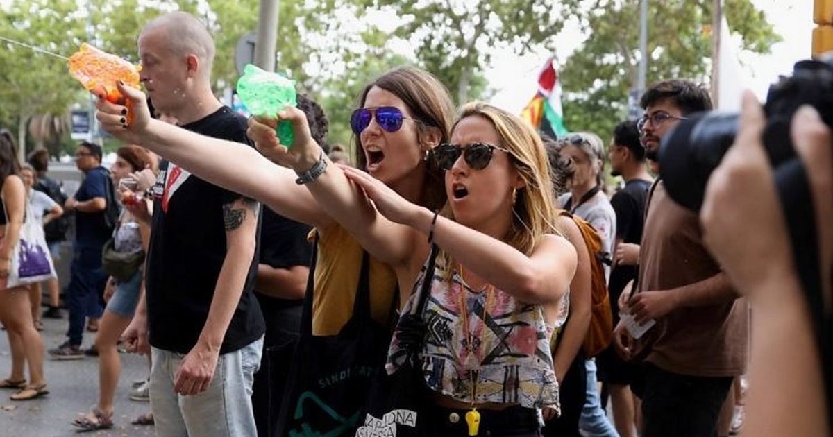 Brits warned as Spanish protestors 'armed with water-pistols' set new date for chaos