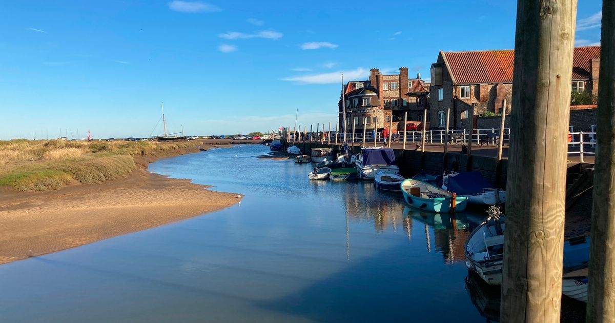 Charmosa vila costeira do Reino Unido eleita uma das melhores da Inglaterra com chalés charmosos