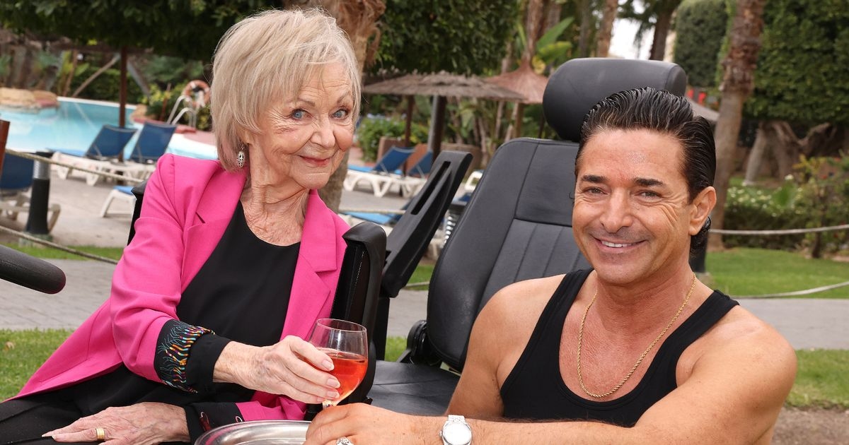 O barman de Benidorm, Mateo, ator está irreconhecível 21 anos após enganar a morte