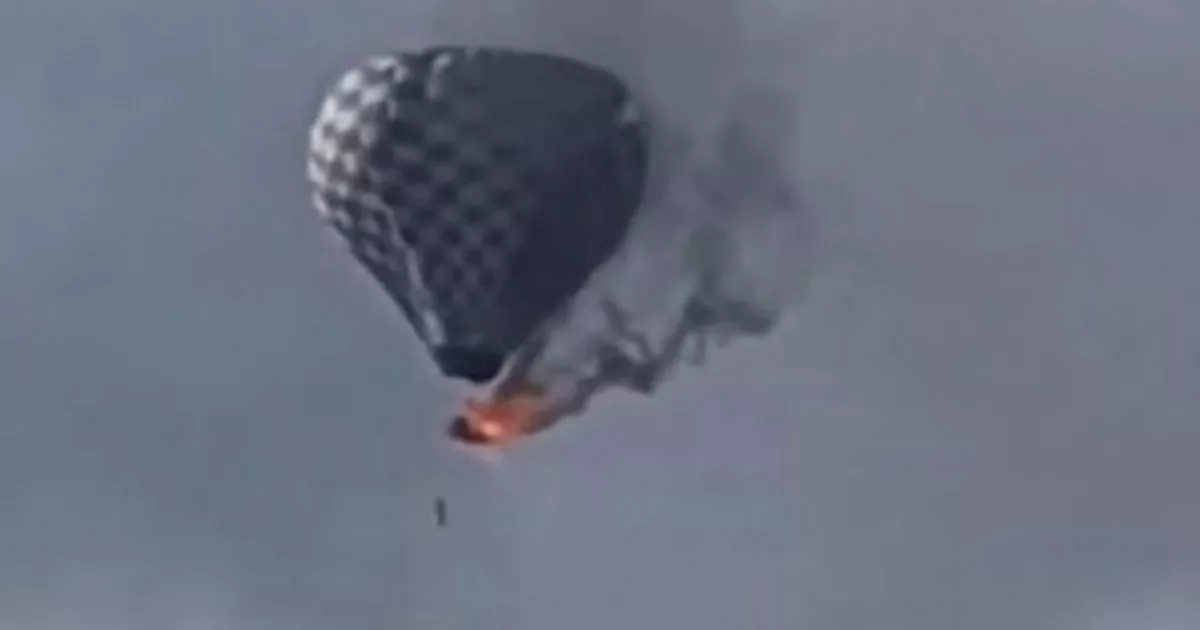 Des images poignantes montrent le moment où un homme tombe d'une montgolfière et meurt.
