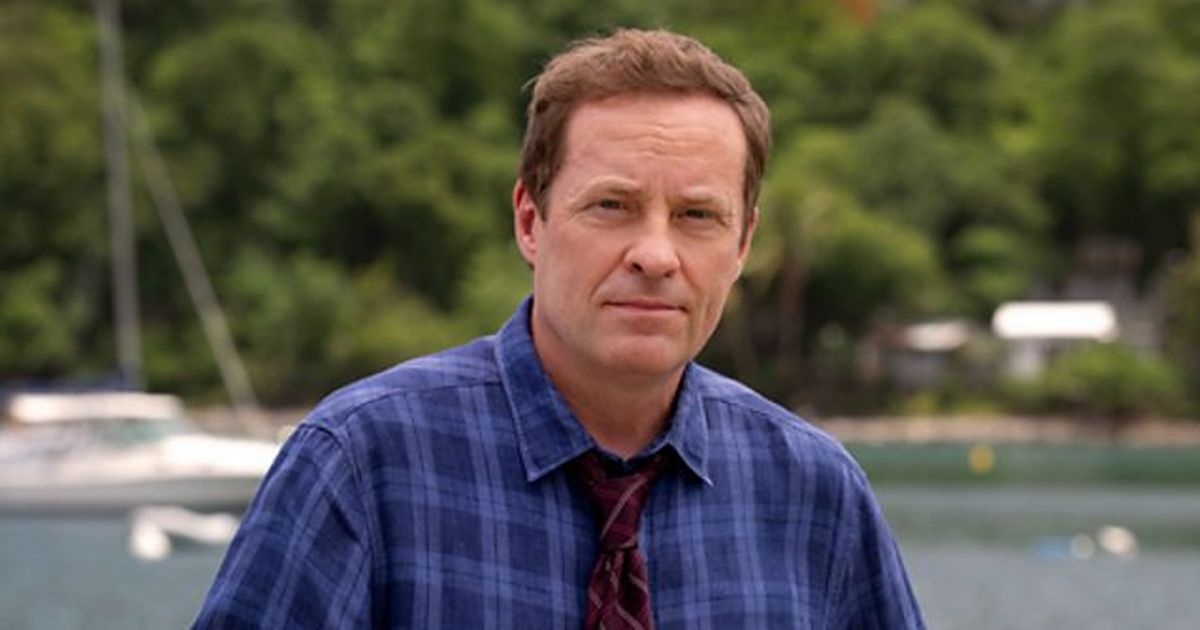 La sitcom dimenticata della star di Death in Paradise ora su Prime Video e non lo riconoscerai