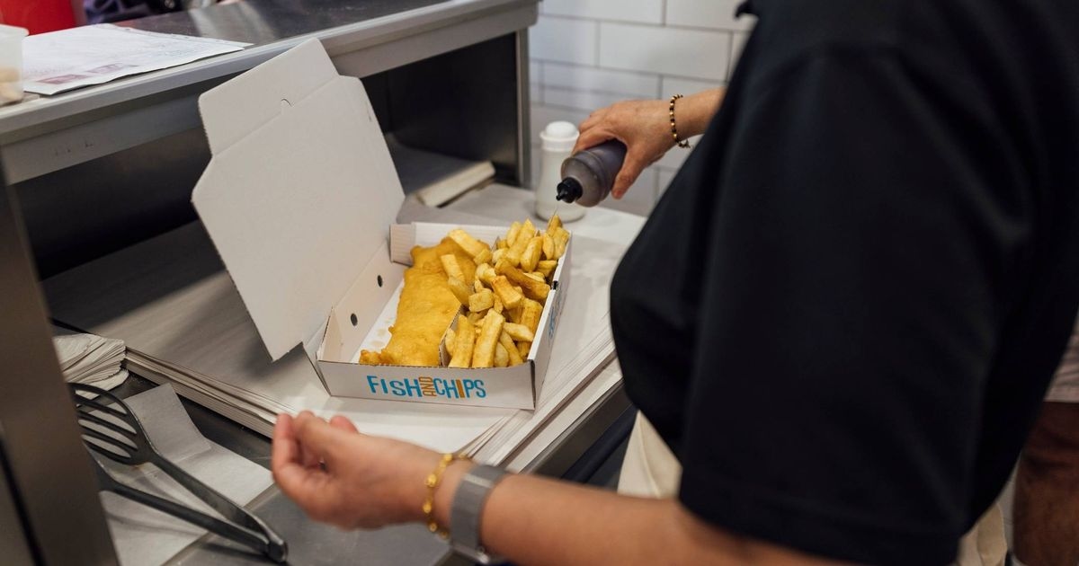Amerikaan bezoekt populaire Britse badplaats om fish and chips te eten, maar Britten ontdekken 'probleem'